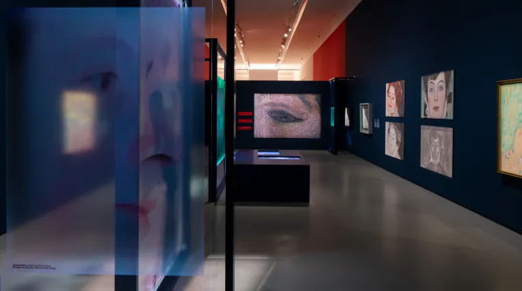Ausstellungsansicht. Originale Gemälde sind wissenschaftlichen Untersuchungsmaterialien wie Röntgenaufnahmen gegenübergestellt.