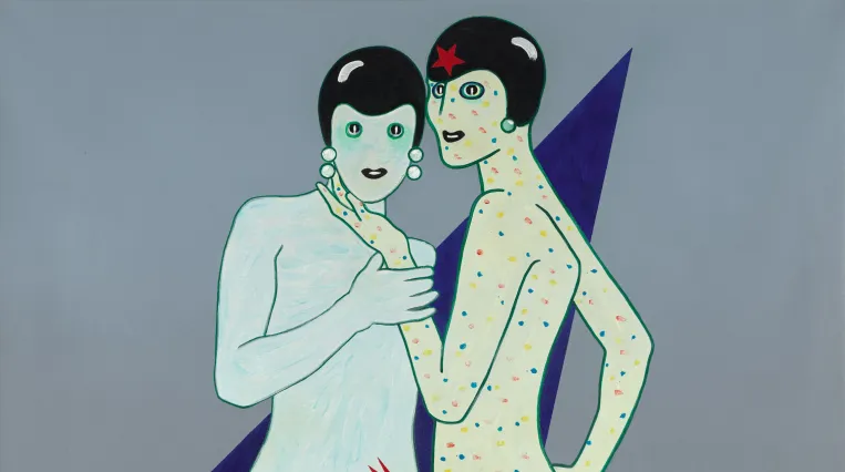 Zwei weibliche Figuren im Pop-Art-Stil vor einem blauen Dreieck aneinanderstehend, im Vordergrund schlängelt sich eine grüne Schlange