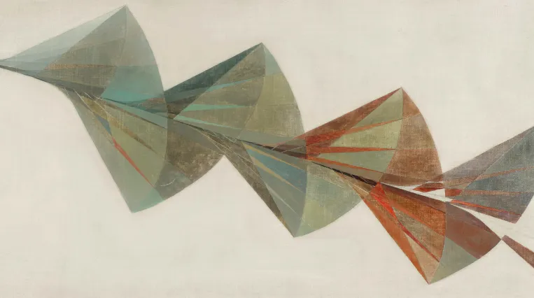 Abstraktes Gemälde mit einer sich quer über das Bild erstreckenden, aus transparenten geometrischen Flächen zusammengesetzten Form in Grau-, Beige- und Orangetönen. Die Komposition erinnert an die Flugbahn eines Vogels oder eine Bewegungsstudie und vermittelt Dynamik und Geschwindigkeit.