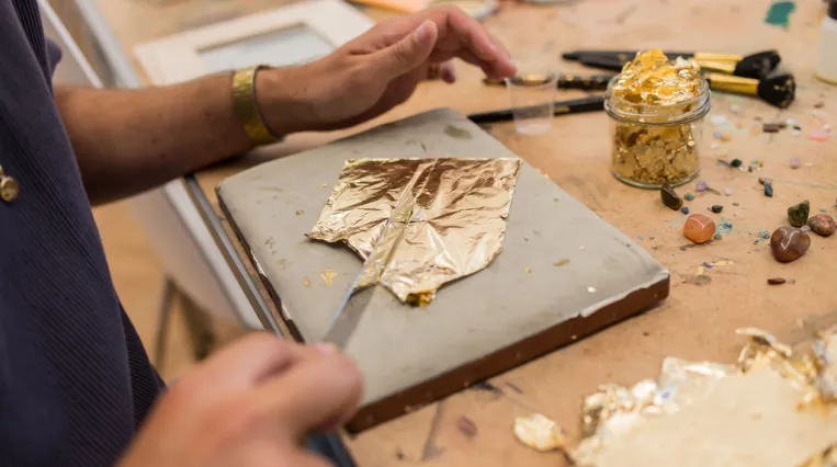 Personen bei einem Workshop im Atelier